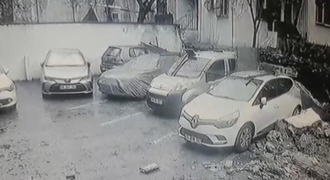 Üsküdar'da istinat duvarının çökme anı kamerada