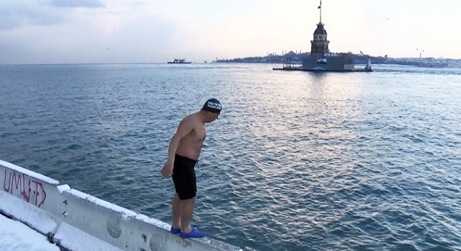 Üsküdar'da karlı havada Boğaz'a girdiler
