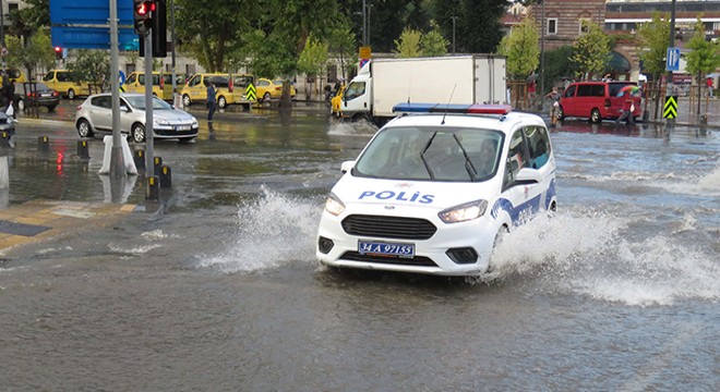 Üsküdar'da yollar göle döndü