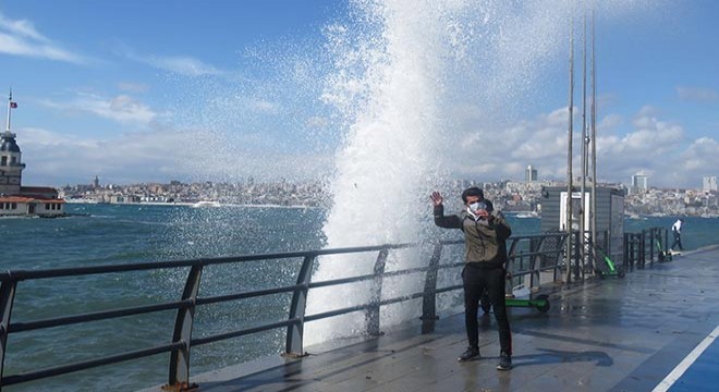 Üsküdar ve Caddebostan Sahili'nde dev dalgalar