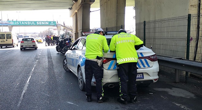 Üst geçitten damlayan su motosikletli polise kaza yaptırdı