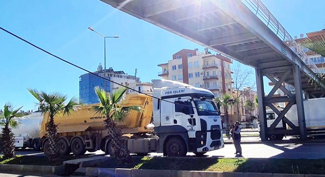 Üst geçidin elektrik kablosu hafriyat kamyonunun üstüne düştü