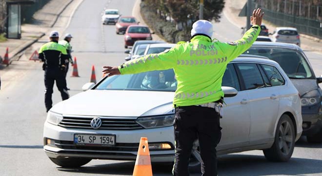 Uygulama yapan polislere yemek getirdi