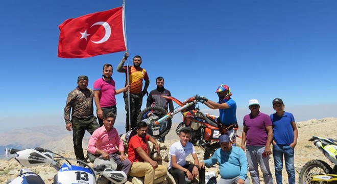 Uyluk Tepe'ye şehitler için bayrak