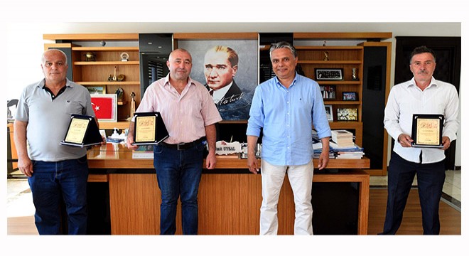 Uysal'dan emekli personele plaket