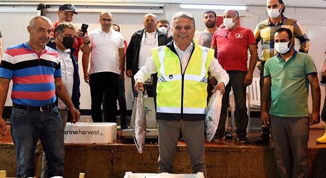 Uysal, sezonun ilk balık mezatına katıldı