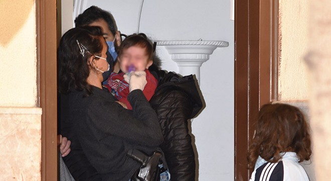 Uyuşturucu operasyonunda minik çocuğa kadın polis şefkati