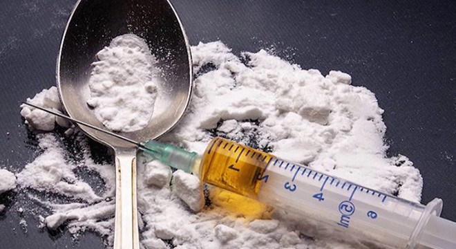 Uyuşturucu satıcıları polisten kaçamadı