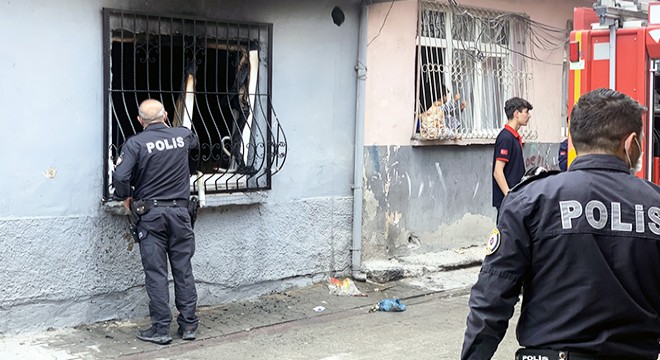 Uyuşturucu krizine girip evi ateşe verdi