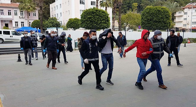 Uyuşturucu sattığı iddiasıyla dövüp, kameraya çektiler