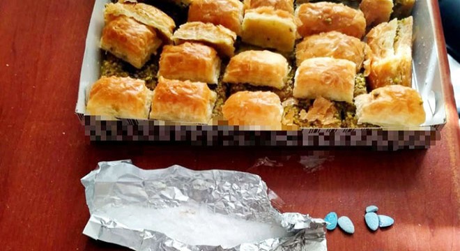 Uyuşturucuları kutudaki baklavaların arasına gizlemiş