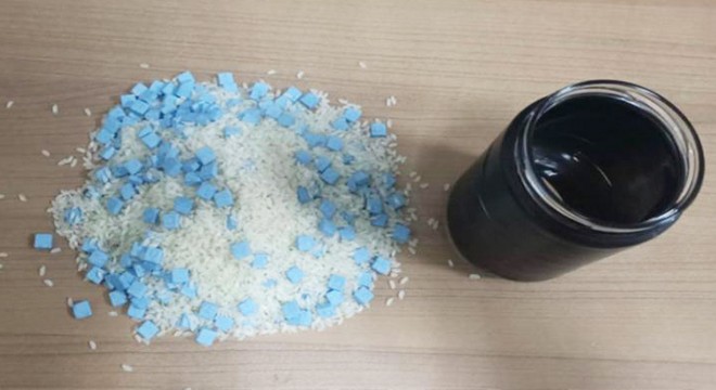 Uyuşturucuyu kutudaki pirincin arasına gizlemişler