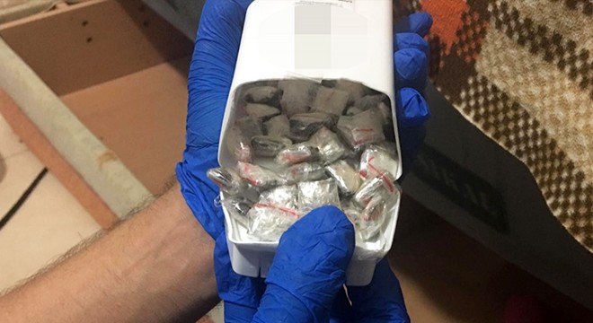 Uyuşturucuyu şampuan kutusuna saklamışlar