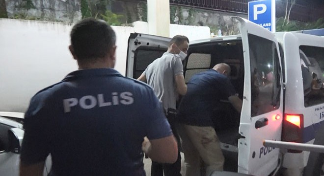 Uzaklaştırma kararı aldıran eşini evinde sevgilisiyle yakaladı