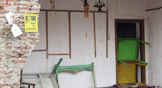 Üzerinde 'önce iş güvenliği' yazılı levha asılı duvar çöktü