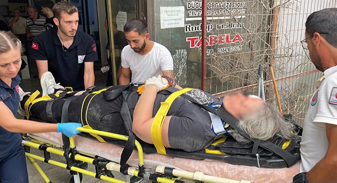 Üzerine çelik kapı devrilen kadın yaralandı