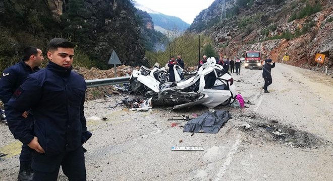 Üzerine kaya düşen otomobildeki 4 öğretmen öldü