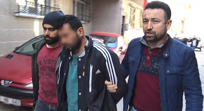 Üzerine televizyon fırlatan arkadaşını bıçakladı