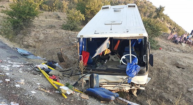 Üzüm işçilerinin midibüsü devrildi: 17 yaralı