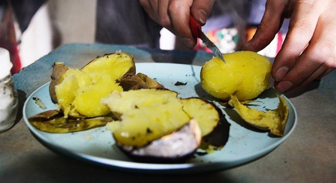 Uzun kış gecelerinin vazgeçilmezi közde patates