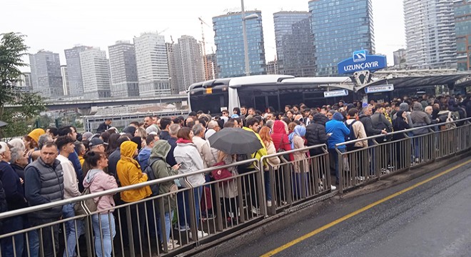 Uzunçayır'da metrobüs kazası :3 yaralı