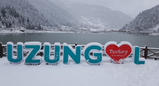 Uzungöl, beyaza büründü seyirlik manzara oluştu