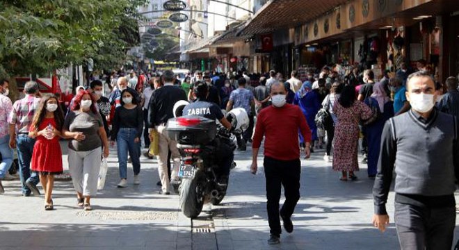 Vaka sayısının arttığı Gaziantep'te çarşıda yoğunluk