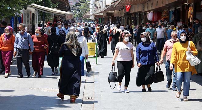 Vaka sayısının arttığı Gaziantep'te çarşılar dolu