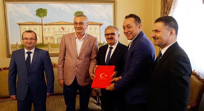 Vali Karaloğlu okul yaptıran hayırseveri onurlandırdı