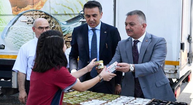 Vali Yazıcı Dünya Süt Günü'nü öğrencilerle kutladı