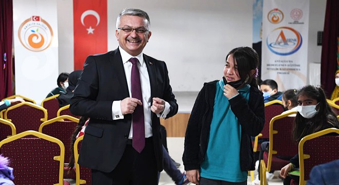 Vali Yazıcı: Gelecek için gençlerimize dokunmalıyız