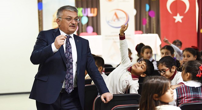 Vali Yazıcı: Okuyan gençler beni her zaman mutlu ediyor