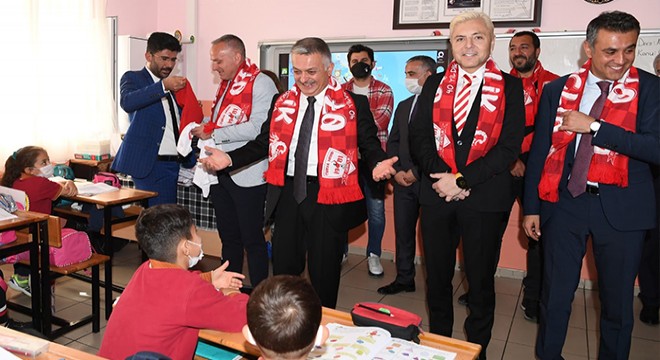 Vali Yazıcı'dan öğrencilere: Kitap okumayı yaşamınızdan eksik etmeyin