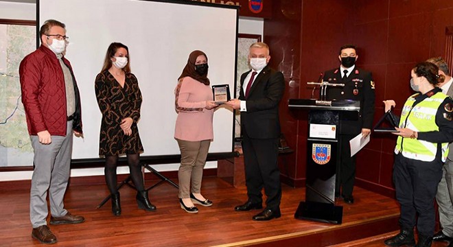 Vali Yazıcı'dan örnek sürücülere plaket