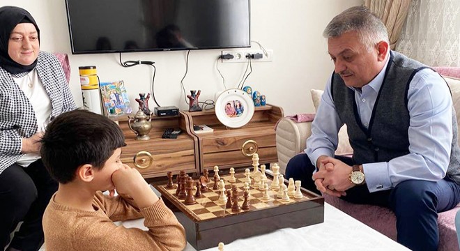 Vali Yazıcı'dan satranç sürprizi