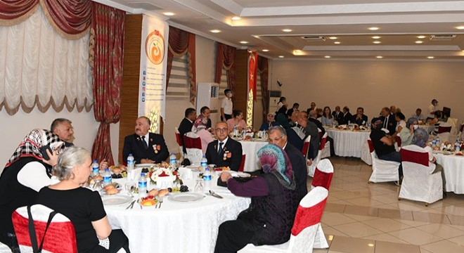 Vali Yazıcı ile eşi, gazilerle bir araya geldi