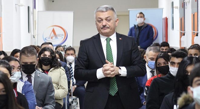 Vali Yazıcı öğrencilerle bir arada