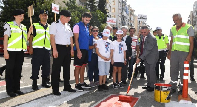 Vali Yazıcı, öğrencilerle birlikte yaya geçitlerini boyadı