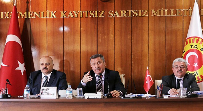 Validen 'konuya vakıf olmayan' birim amirine tepki