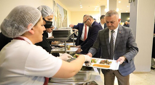 Vali Ersin Yazıcı, vatandaşlarla iftar yaptı