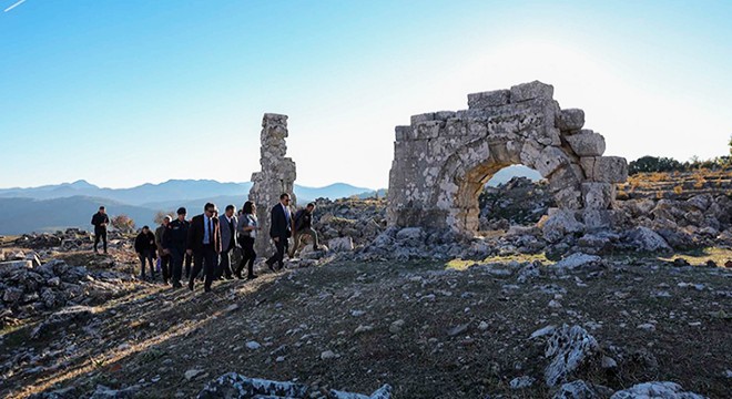 Vali Öksüz Kremna Antik Kenti nde