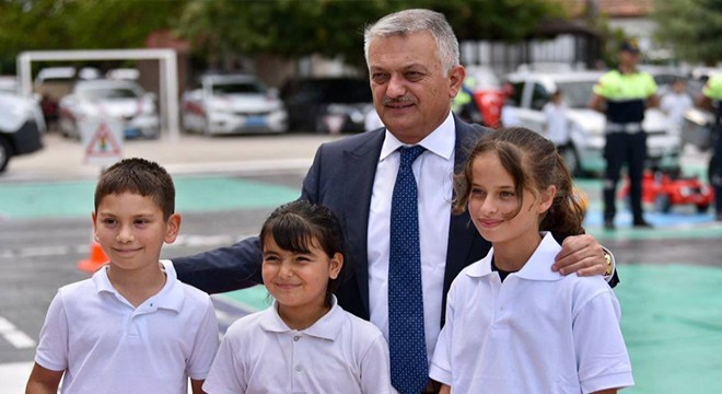 Vali Yazıcı, öğrencilerle birlikte trafik eğitimine katıldı