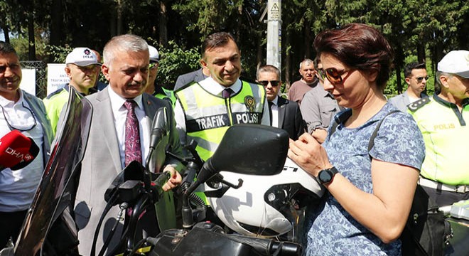 Validen motosiklet sürücülerine hediye kask