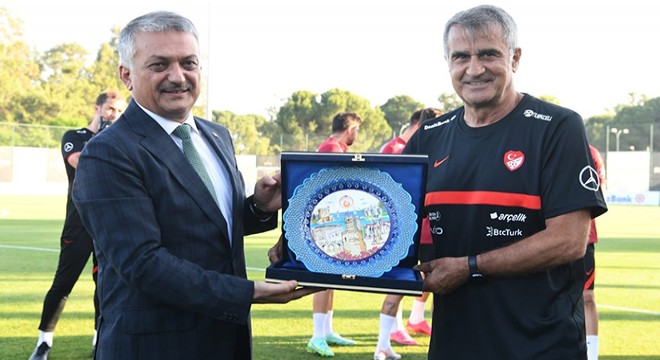 Valisi Yazıcı dan, A Milli Futbol Takımı nı ziyaret