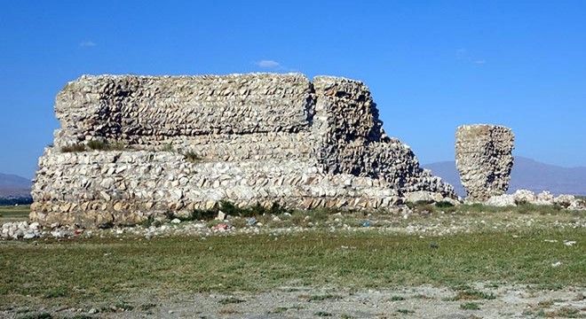 Van Gölü çekilince tarihi Erciş Kalesi ortaya çıktı