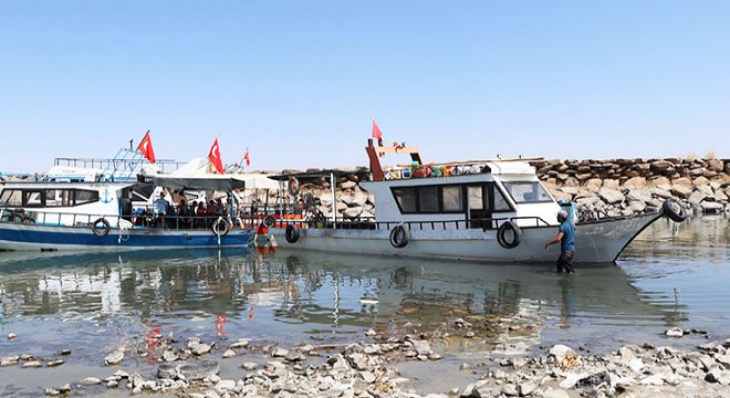 Van Gölü'nde balıkçı tekneleri karaya oturdu