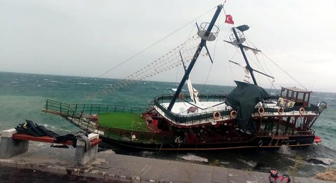 Van Gölü'nde gezi teknesi karaya oturdu