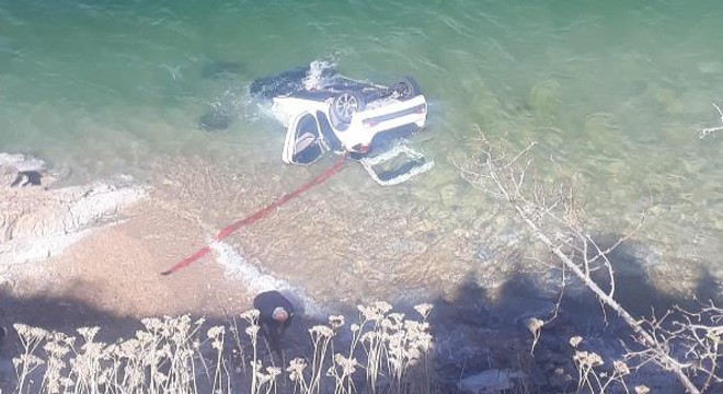 Van Gölü'ne otomobil uçtu: 4 yaralı