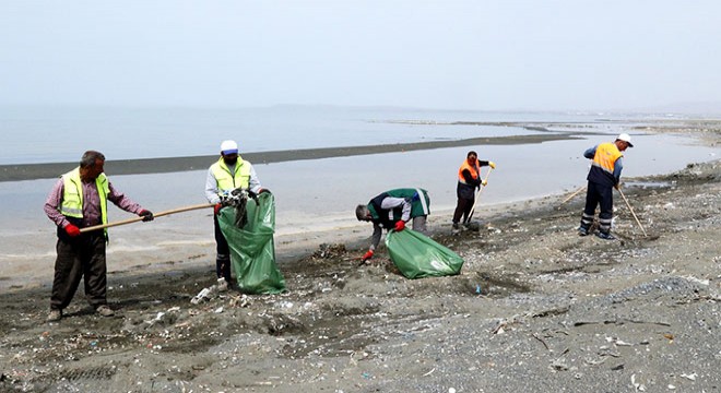 Van Gölü sahilinde 10 ton çöp toplandı
