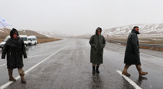 Van- Hakkari karayolunun iki ayrı noktasına çığ düştü